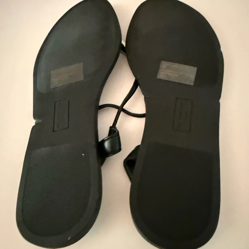 Anne Klein Kylian Black Minimalist Metal-Accent Thong Sandals Women’s 8 NEW